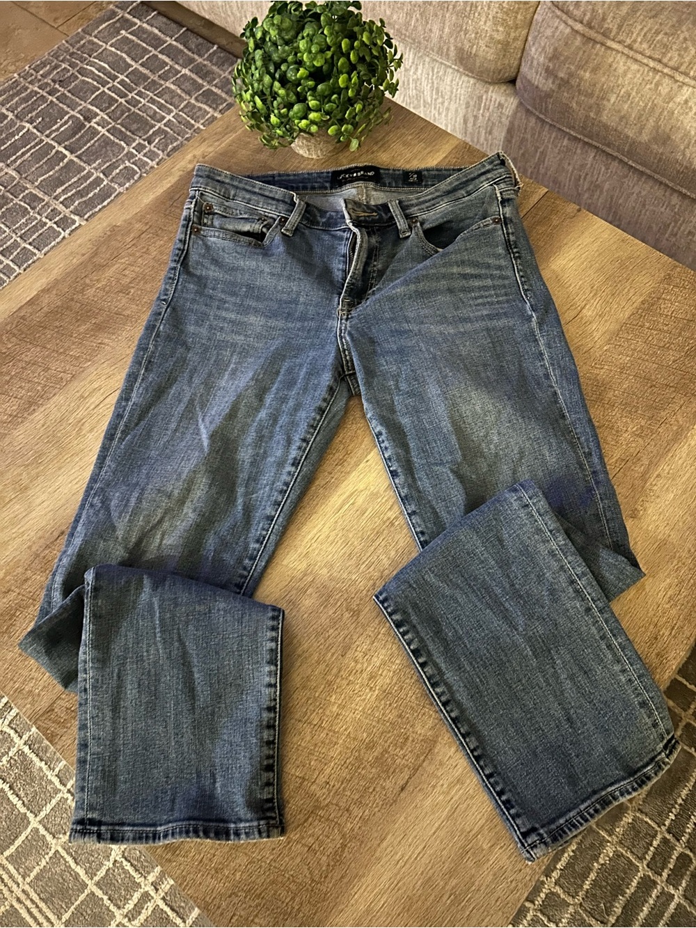 Lucky Brand Straight Leg Jeans in Medium Blue Wash
